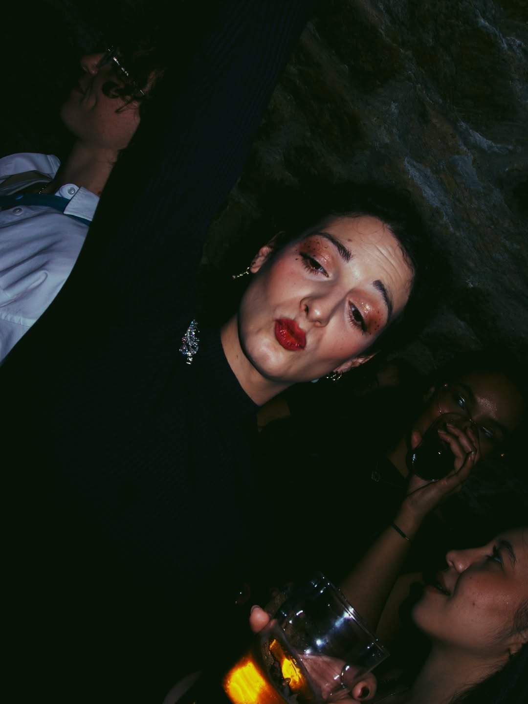 Portrait editorial avec cocktails.